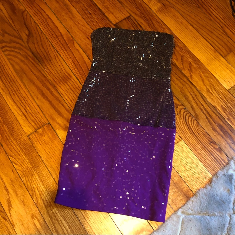 GIFTING πͺ© nikibiki Strapless Sequined Purple Cocktail Dress πͺ©ππͺ
πΎπ₯ - Picture 3 of 6